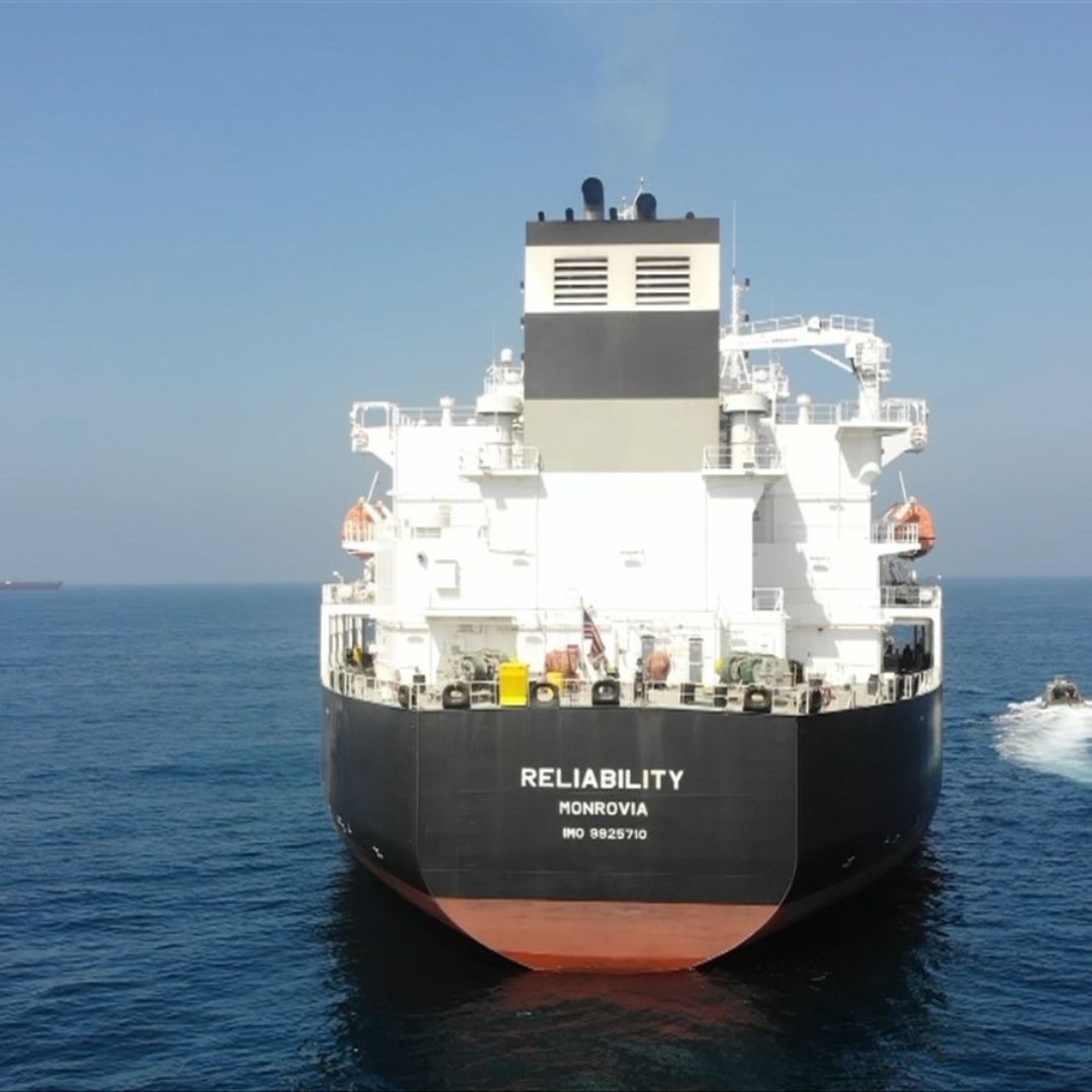 Buque de carga en el mar.